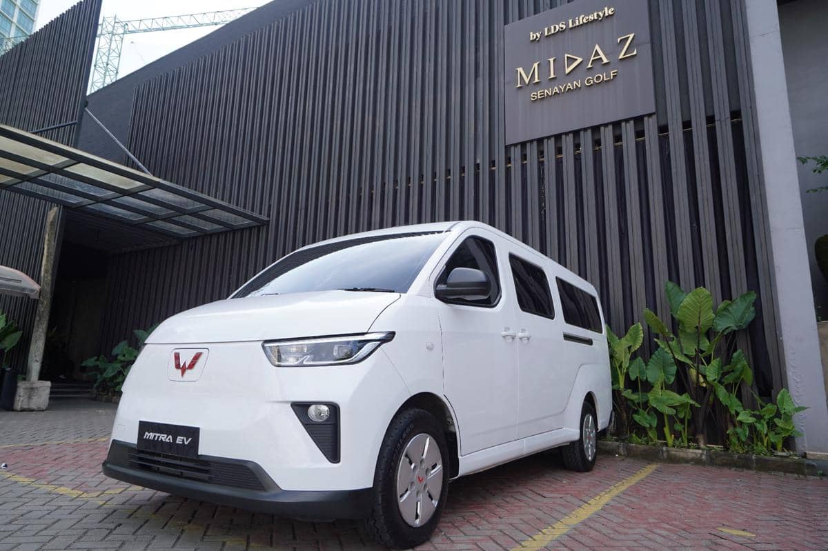 Wuling Donasikan Mitra EV Minibus untuk Ambulans dan Layanan Sosial