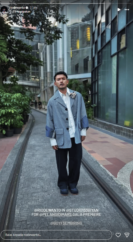 Berikutnya, ada Rio Dewanto yang hadiri gala premiere dengan style-nya tersendiri. Suami Atiqah Hasiholan ini diketahui berperan sebagai Banyu dalam film Pelangi di Mars