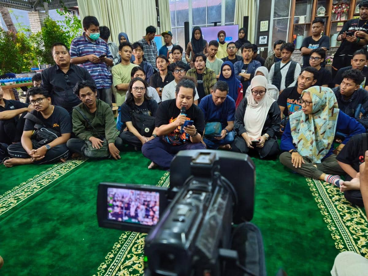 Koalisi Organisasi Masyarakat Sipil di Sulawesi Selatan, saat membacakan pernyataan sikap terkait kasus penyiraman air keras ke aktivis KontraS, Andrie Yunus, Sabtu (14/3/2026). Dok. OMS Sulsel