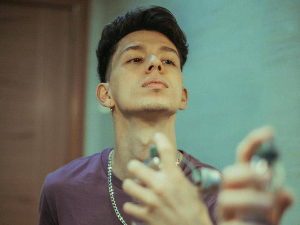 ilustrasi cowok memakai parfum