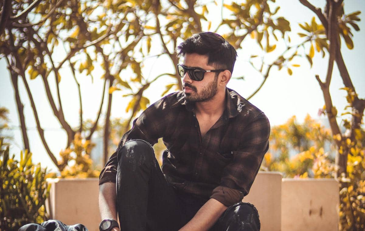 ilustrasi pria memakai flanel