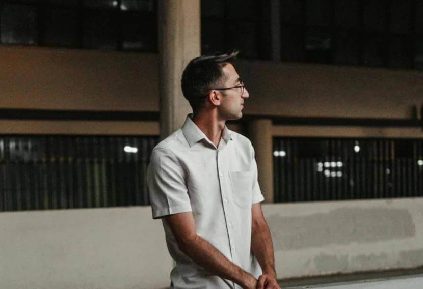 ilustrasi pria memakai kemeja