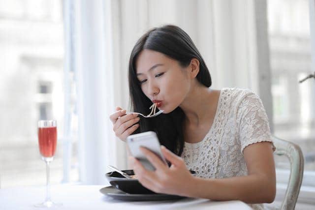 Ilustrasi makan mie instan 