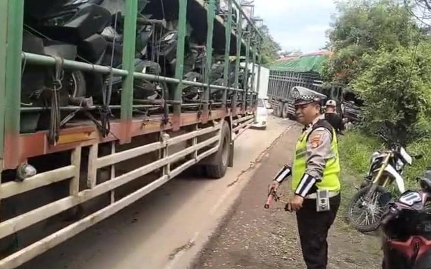 Polisi mengevakuasi kendaraan yang terlibat lecelakaan maut di Jalintim Palembang-Jambi.