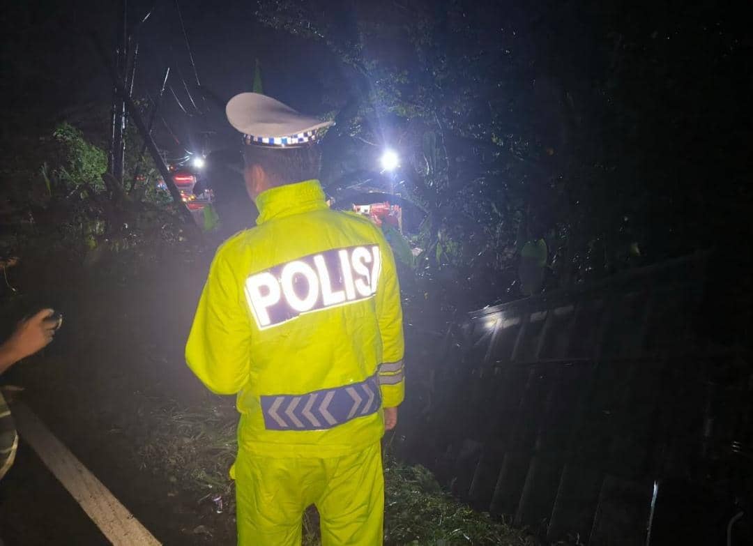 Kondisi bus AKAP tujuan Jakarta-Padang terperosok ke jurang di Lahat.