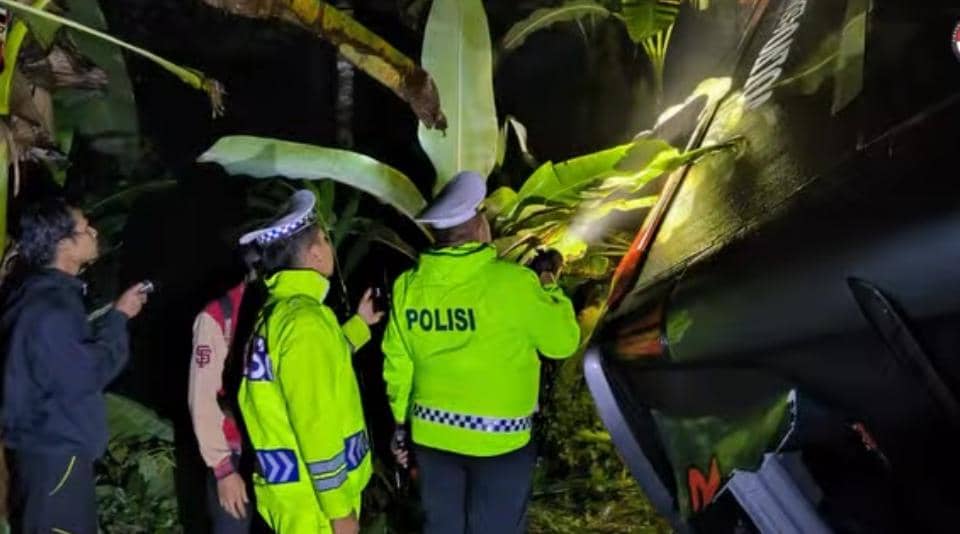 Kondisi bus AKAP tujuan Jakarta-Padang terperosok ke jurang di Lahat.