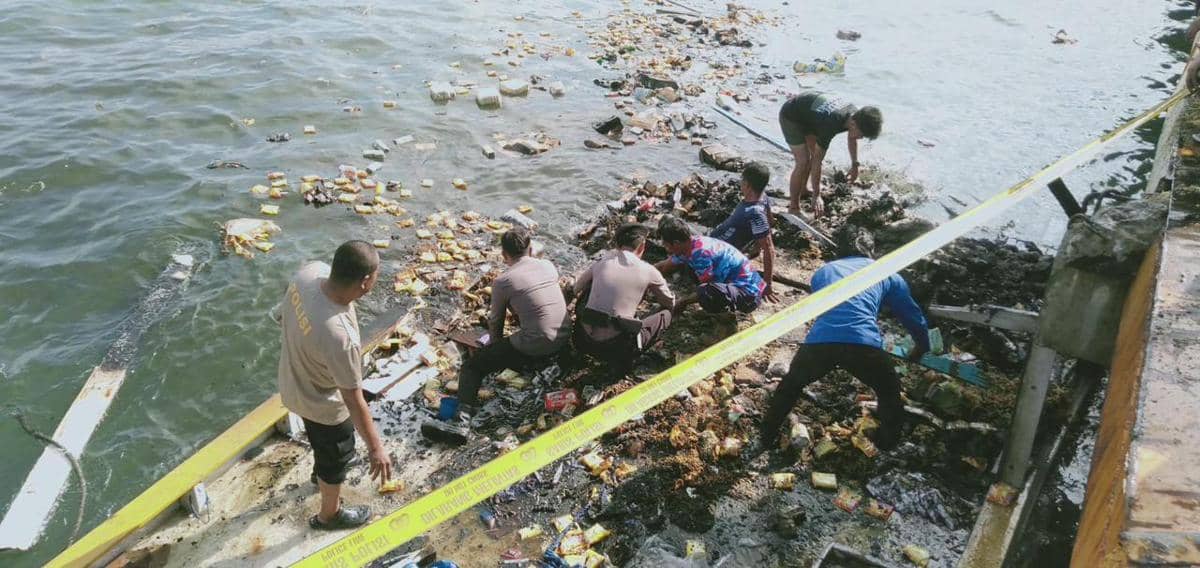 Anggota Polres Selayar berada di TKP ledakan KM Citra Anugrah di Pelabuhan Rauf Rahman Benteng, Kecamatan Benteng, Kabupaten Kepulauan Selayar, Senin pagi (16/03/2026) (Dok. Polres Selayar).