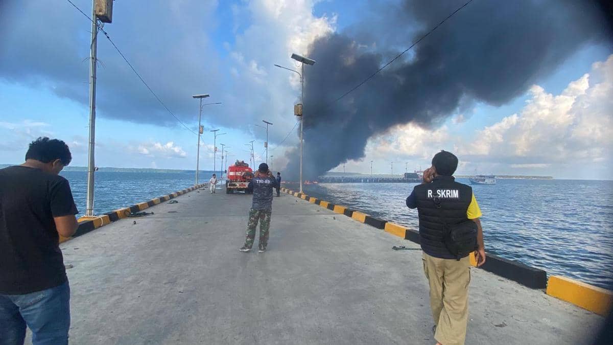 KM Citra Anugrah meledak dan terbakar saat bersandar di Pelabuhan Rauf Rahman Benteng, Kecamatan Benteng, Kabupaten Kepulauan Selayar, Senin pagi (16/03/2026) (Dok. Polres Selayar).