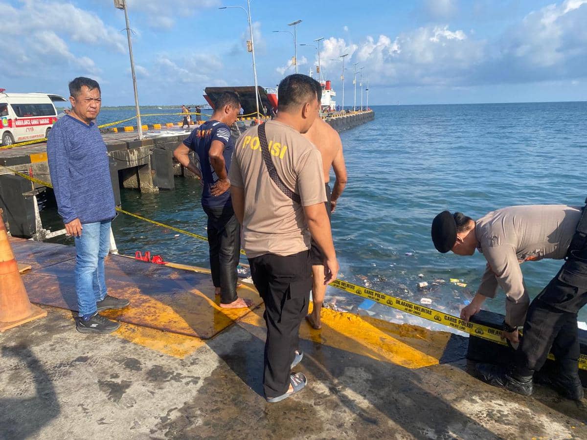 Anggota Polres Selayar berada di TKP ledakan KM Citra Anugrah di Pelabuhan Rauf Rahman Benteng, Kecamatan Benteng, Kabupaten Kepulauan Selayar, Senin pagi (16/03/2026) (Dok. Polres Selayar).
