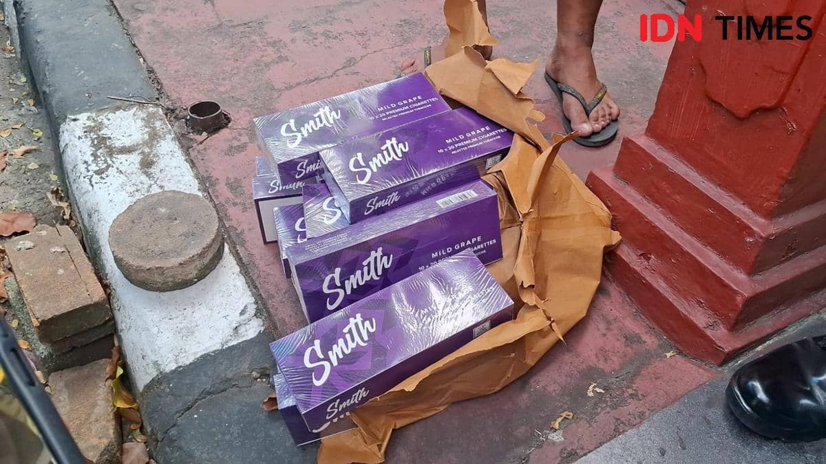 Penampakan rokok ilegal "Smith" yang digagalkan Polsek Kawasa Soekarno Hatta, Polres Pelabuhan Makassar, Senin (16/3/2026) IDN Times / Darsil Yahya.