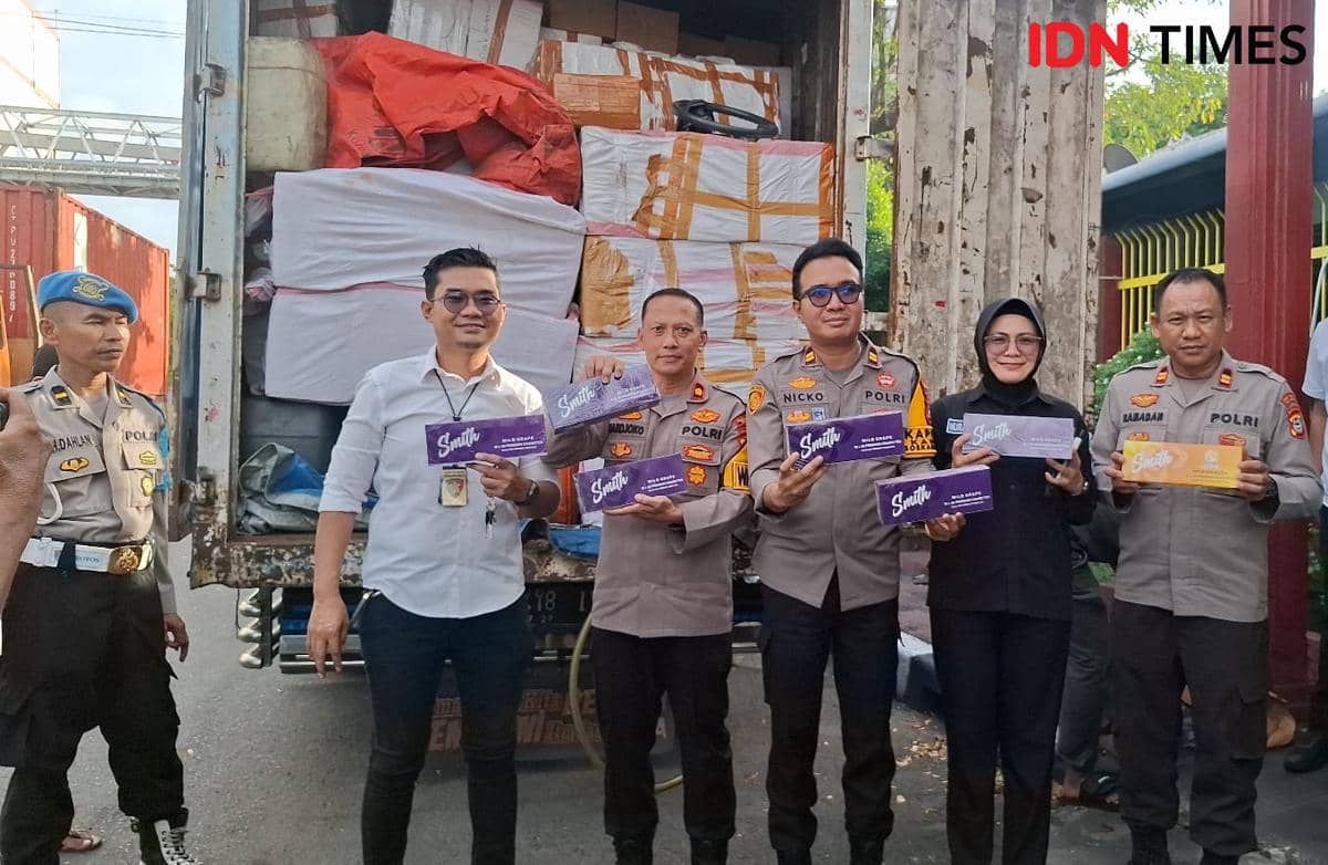 100 Koli Rokok Ilegal Merek Smith Diselundupkan dari Surabaya ke Makassar