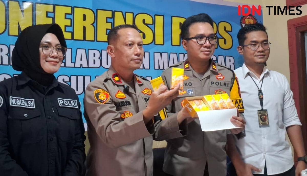 Polisi saat perlihatkan rokok ilegal merek Smit yang digagalkan di Pelabuhan Soekarno Hatta Makassar, Senin (16/3/2026). IDN Times/Darsil Yahya
