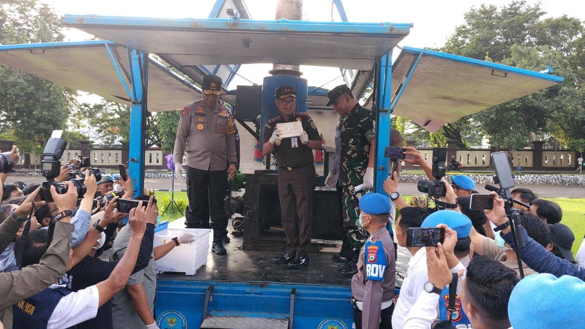Polisi Musnahkan 25 Kg Kokain yang Ditemukan di Pesisir Selayar