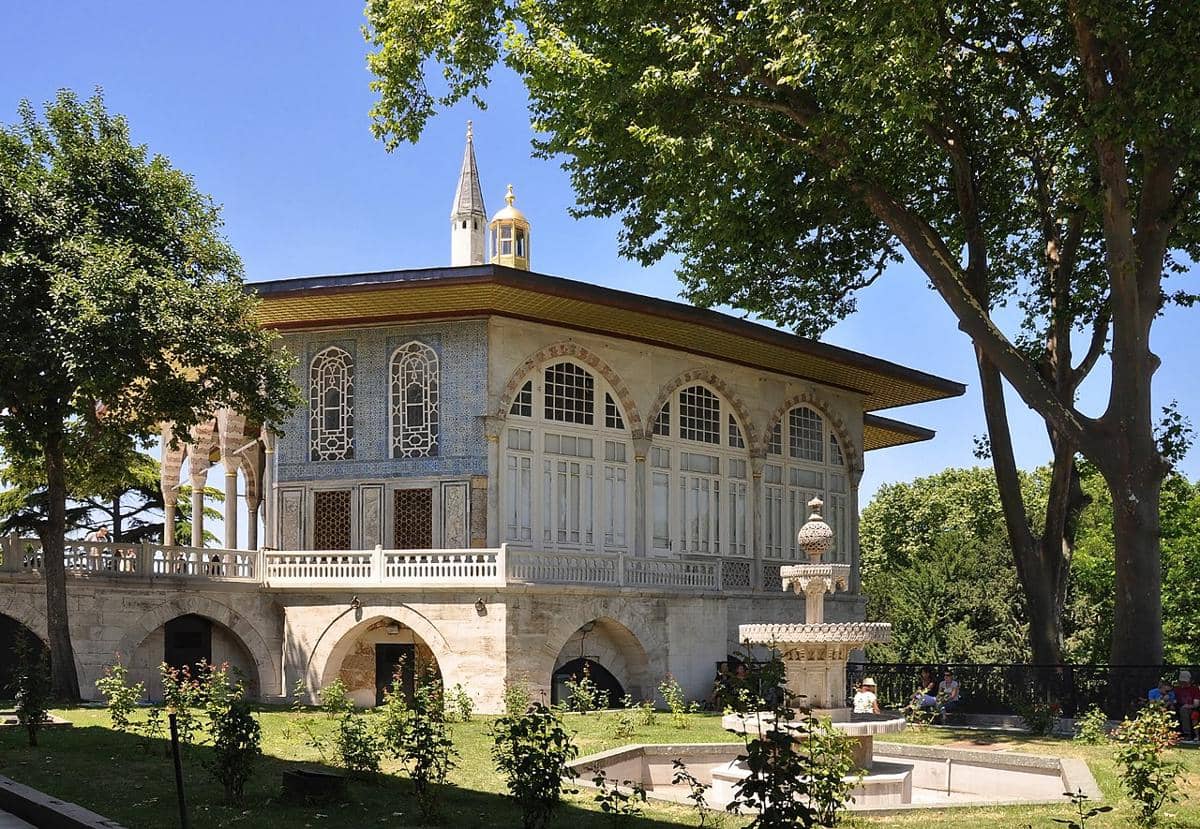 Kios Baghdad (Bağdat Köşkü) yang terletak di dalam kompleks Istana Topkapı di Istanbul, Turki. Paviliun ini dirancang sebagai paviliun pribadi bagi sultan dan keluarganya untuk bersantai dan menikmati taman serta pemandangan.