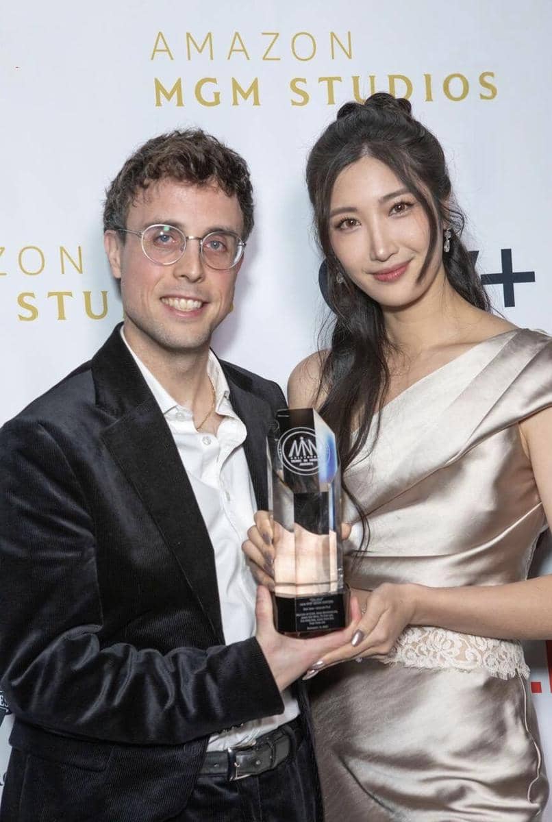 Potret kemenangan lagu Golden di Hollywood Music in media awards 