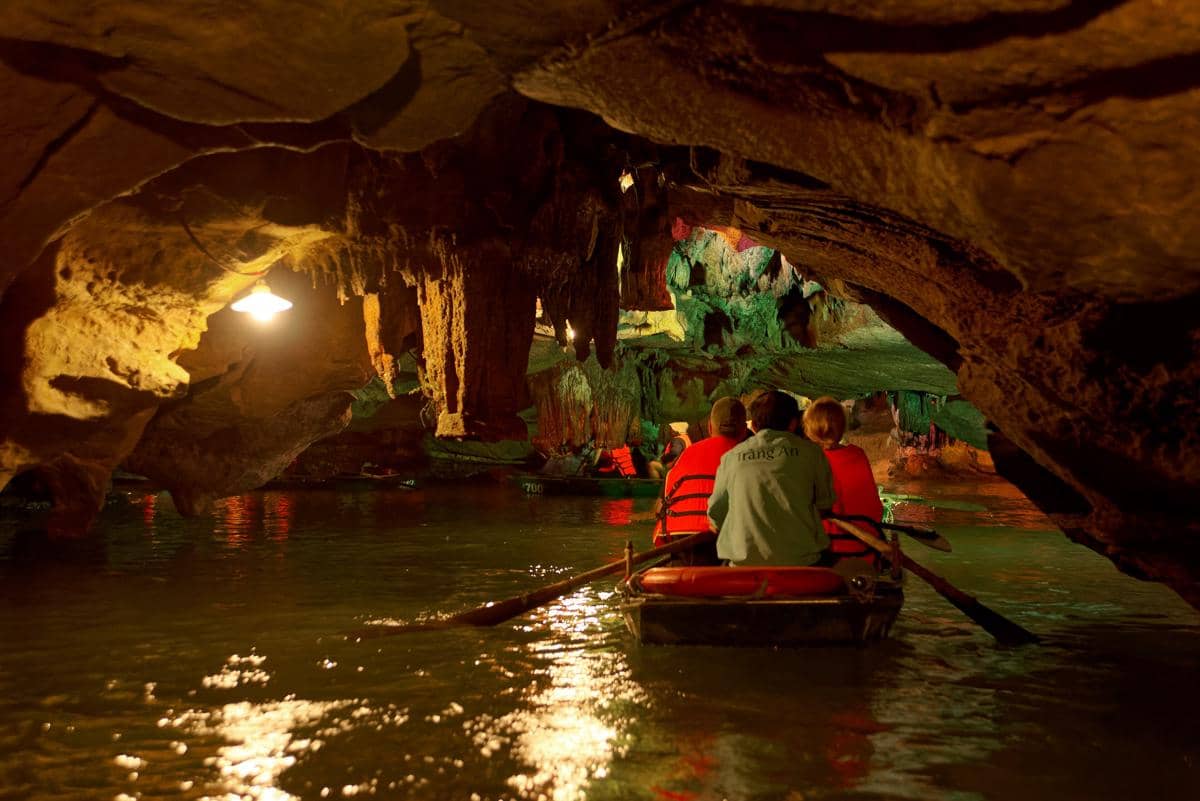 potret gua karst di Tràng An yang menyimpan jejak kehidupan manusia purba