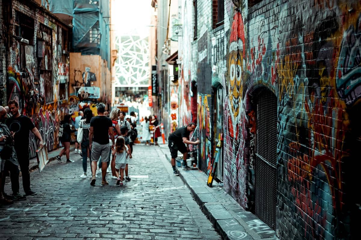 ilustrasi gang bermural di Melbourne