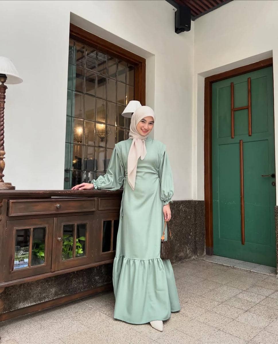 Gaya Lebaran Dress Polos ala Olivia Finda