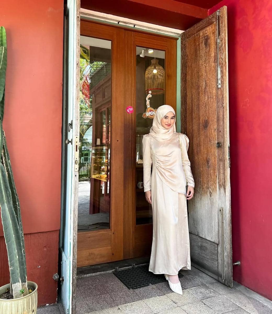 Outfit Lebaran Dress Polos ala Olivia Finda