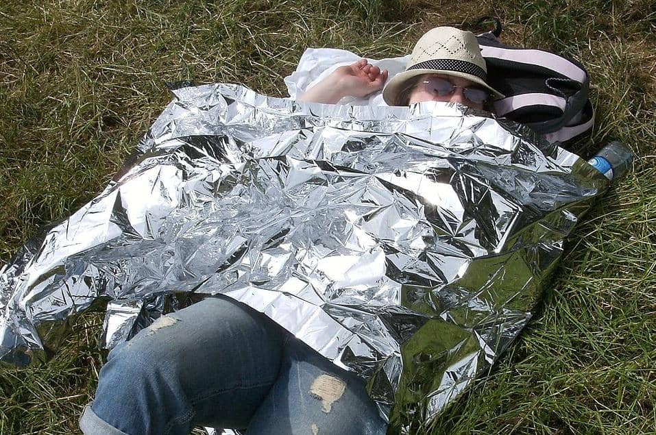 ilustrasi emergency blanket 