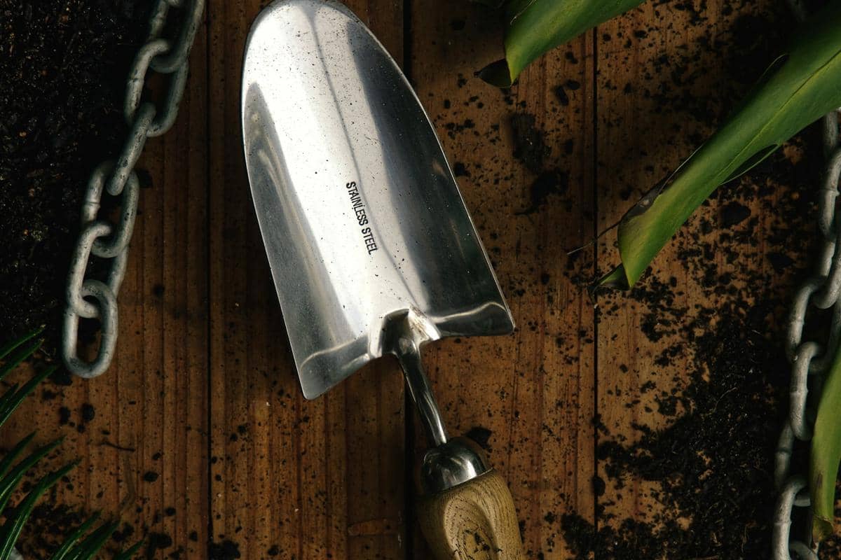 ilustrasi trowel atau sekop kecil