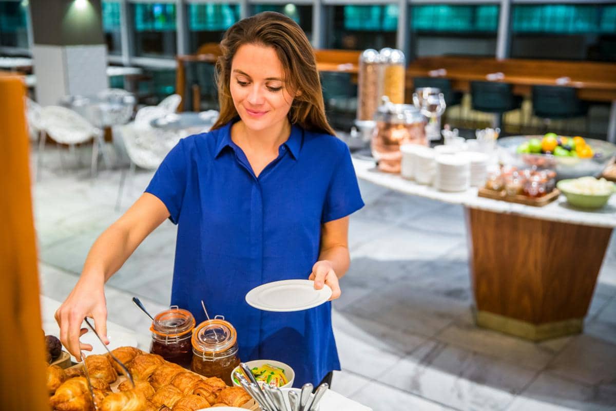 ilustrasi makan di restoran hotel 