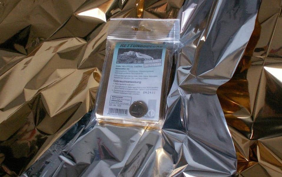 ilustrasi emergency blanket