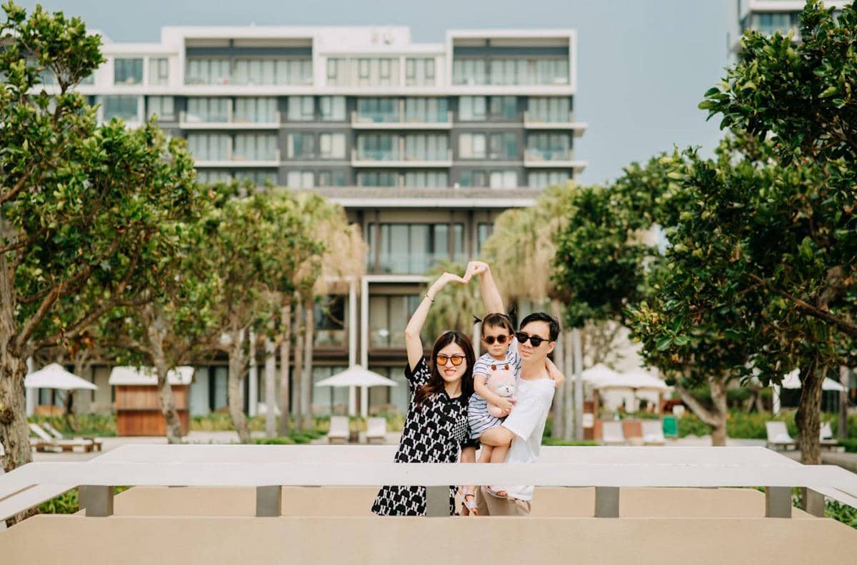 ilustrasi keluarga di area hotel 