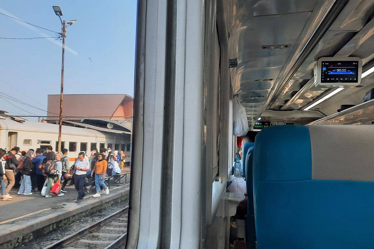 ilustrasi suasana di peron stasiun dan di dalam gerbong kereta api