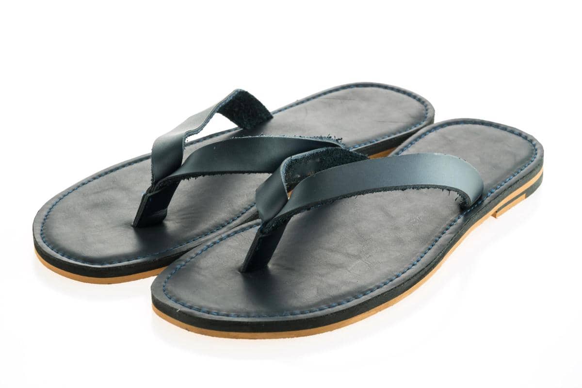 ilustrasi sandal jepit kulit