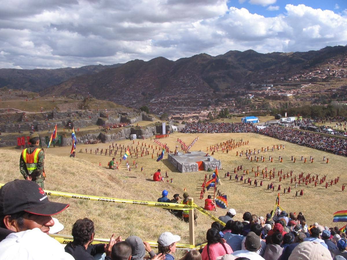 potret perayaan Inti Raymi di Cusco yang menampilkan kembali tradisi peradaban Inca
