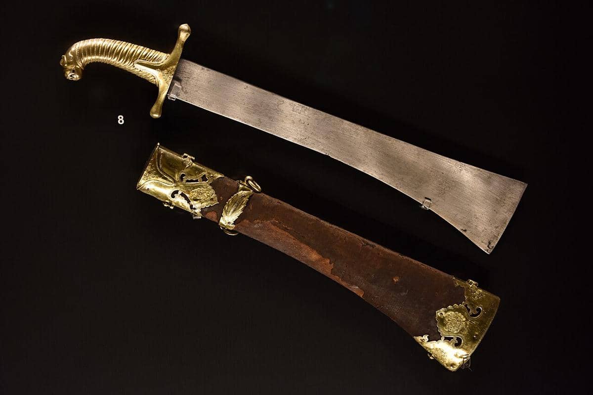 Pedang Ottoman abad ke-17, yang merupakan koleksi yang dipamerkan di Istana Topkapı di Istanbul, Turki.