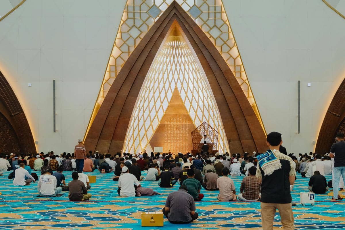 Ilustrasi Masjid di kawasan Bandung Tulungagung yang sering menjadi lokasi Salat Id masyarakat sekitar.