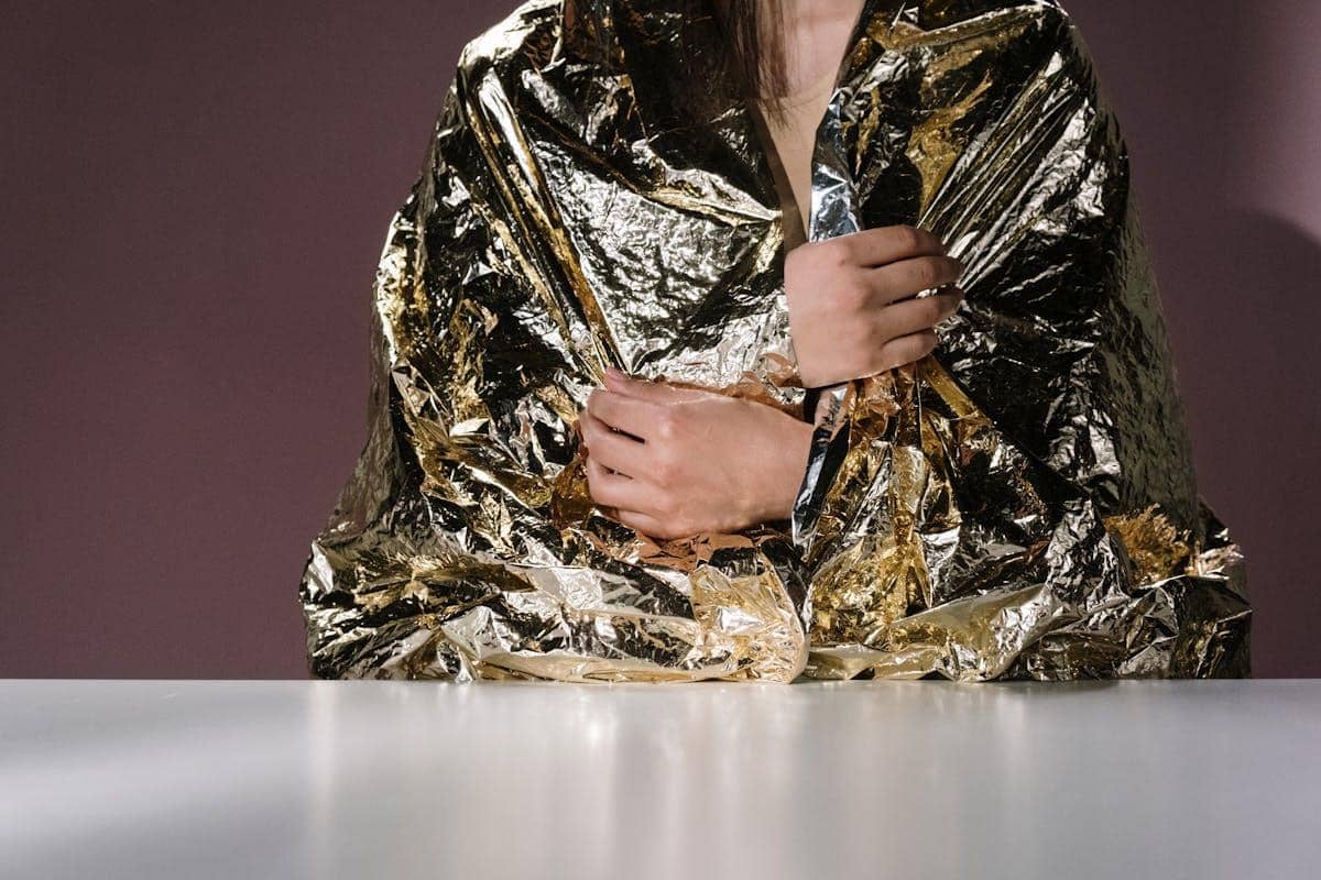 ilustrasi emergency blanket 