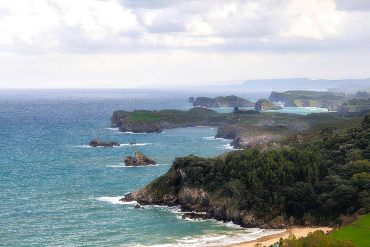 Ilustrasi Tebing karang tinggi di Pantai Nglinci Tulungagung. 