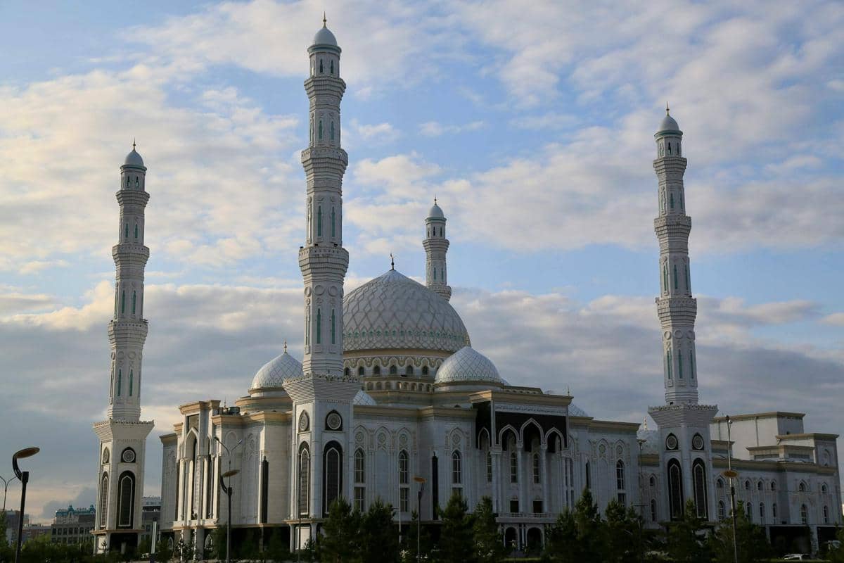 Ilustrasi Masjid Nur Muhammad Wates Sumbergempol yang sering menjadi lokasi Salat Id masyarakat sekitar.