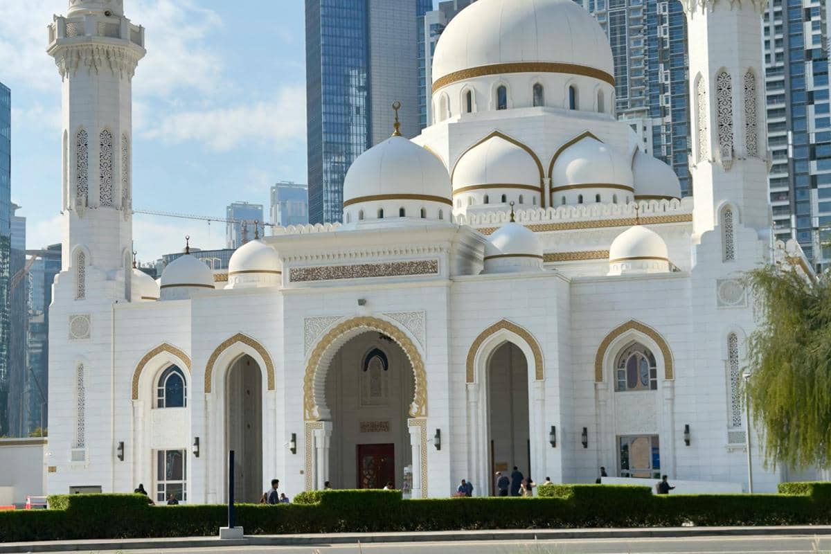 Ilustrasi Masjid Al-Muslimun Tulungagung Masjid Strategis di Pusat Kota.