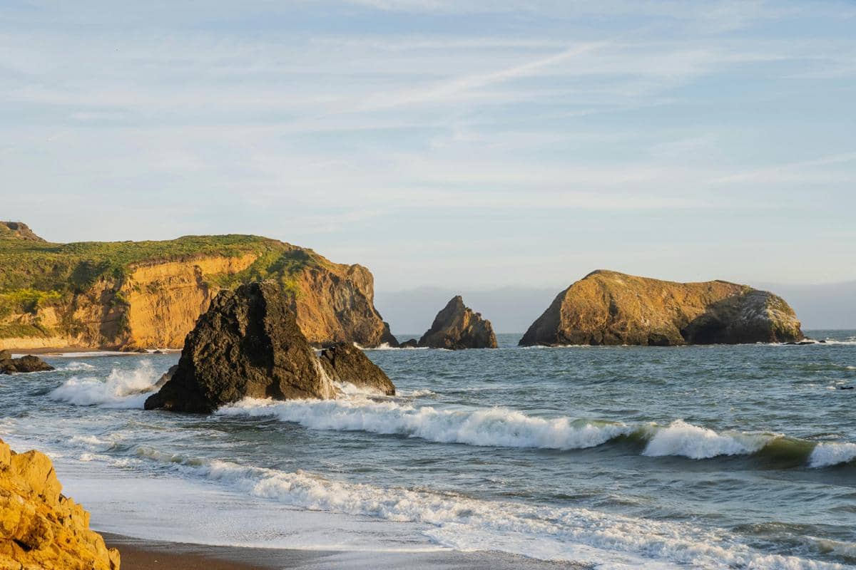 Ilustrasi Batu karang besar di Pantai Lumbung Tulungagung yang menjadi ciri khas pantai ini. 