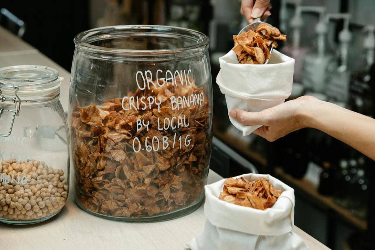 ilustrasi pilih produk house brand supermarket 