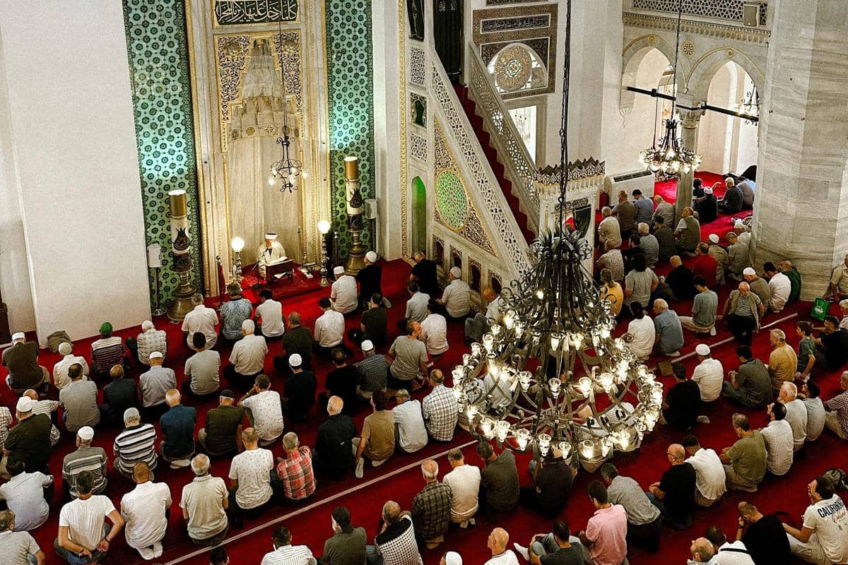 Foto Suasana Masjid Besar Yang Biasanya Dipadati Jemaah Saat Salat Id.
