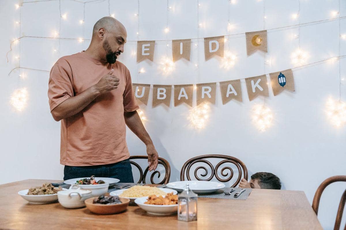 ilustrasi pria saat Lebaran