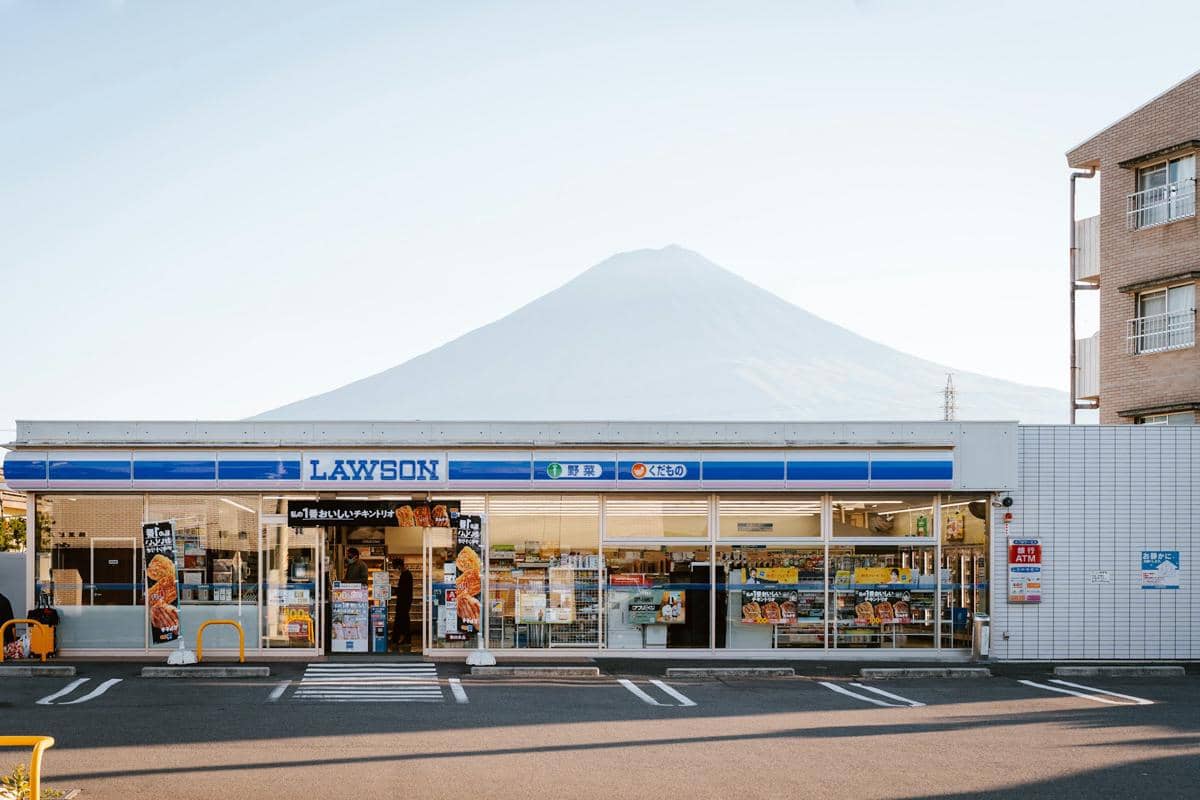 ilustrasi Lawson di Jepang