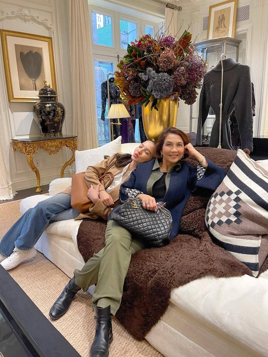 Raline Shah dan ibunda jalan-jalan di New York.