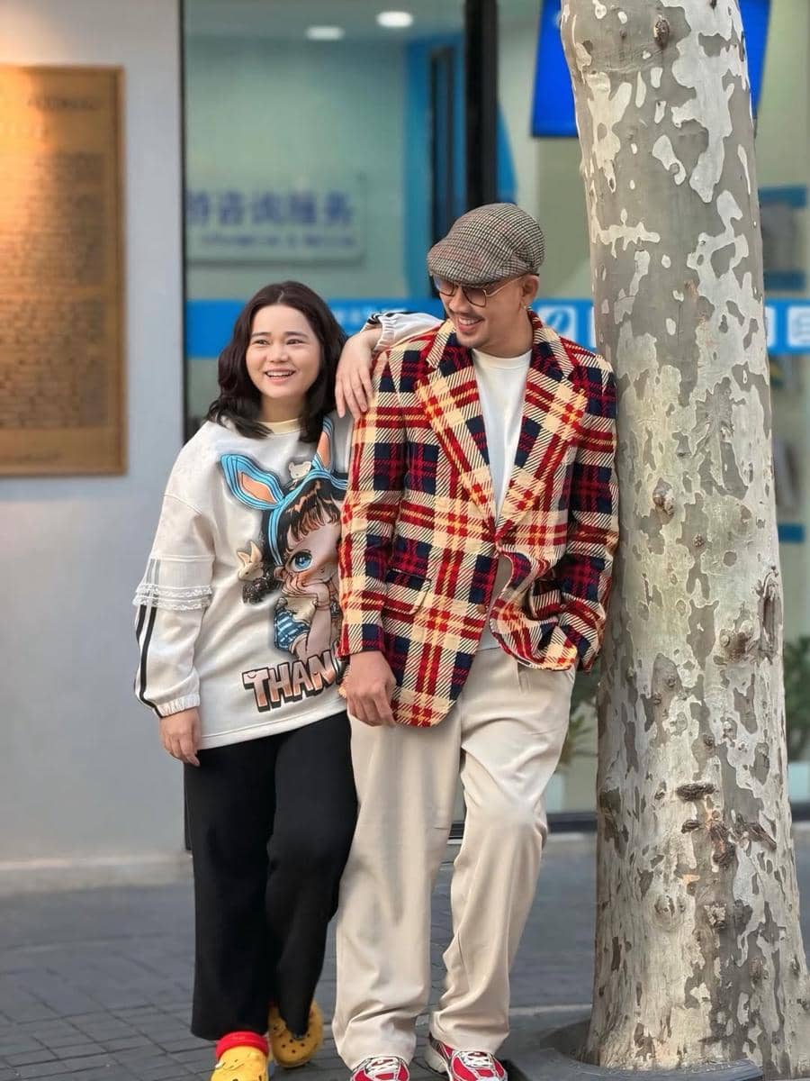 Keluarga Denny Sumargo jalan-jalan di Nanjing.