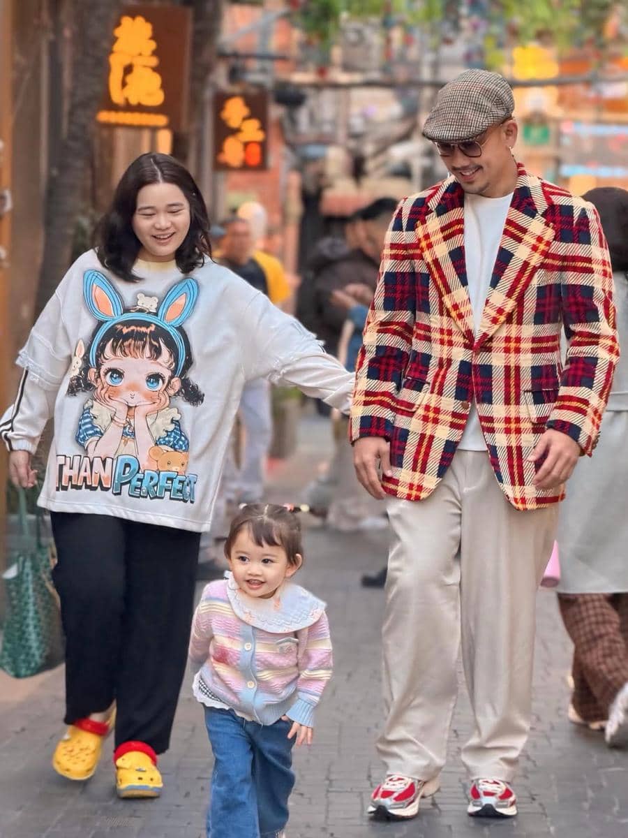 Keluarga Denny Sumargo jalan-jalan di Nanjing.