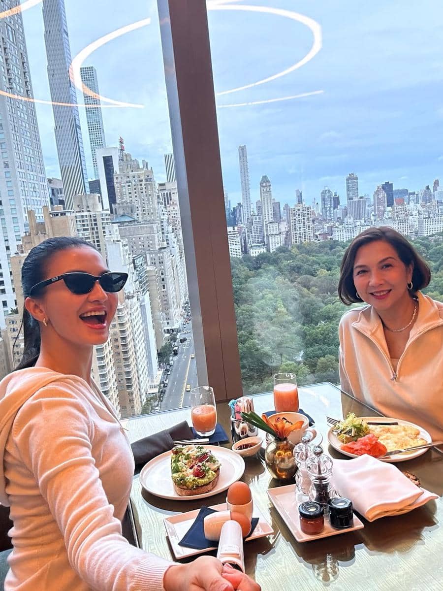 Raline Shah dan ibunda jalan-jalan di New York.