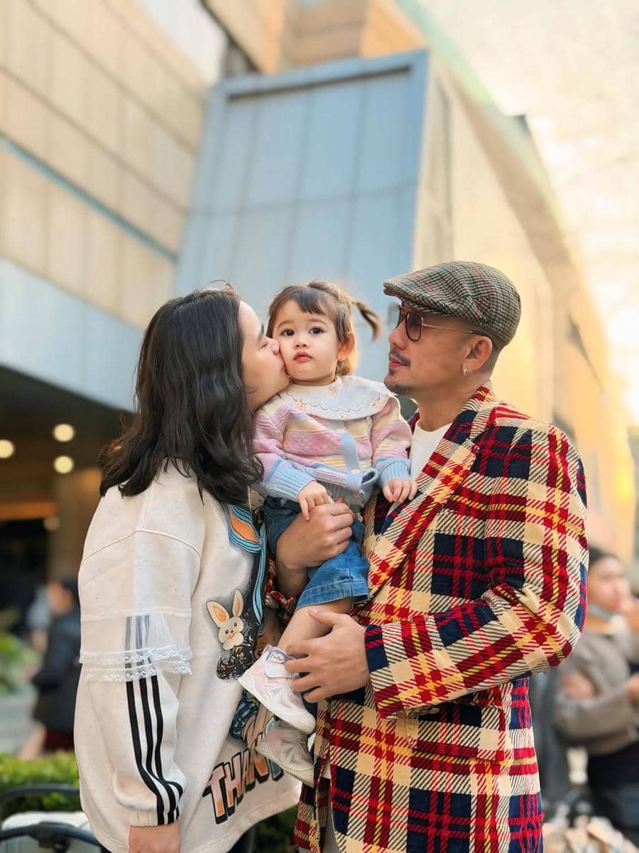 Keluarga Denny Sumargo jalan-jalan di Nanjing.