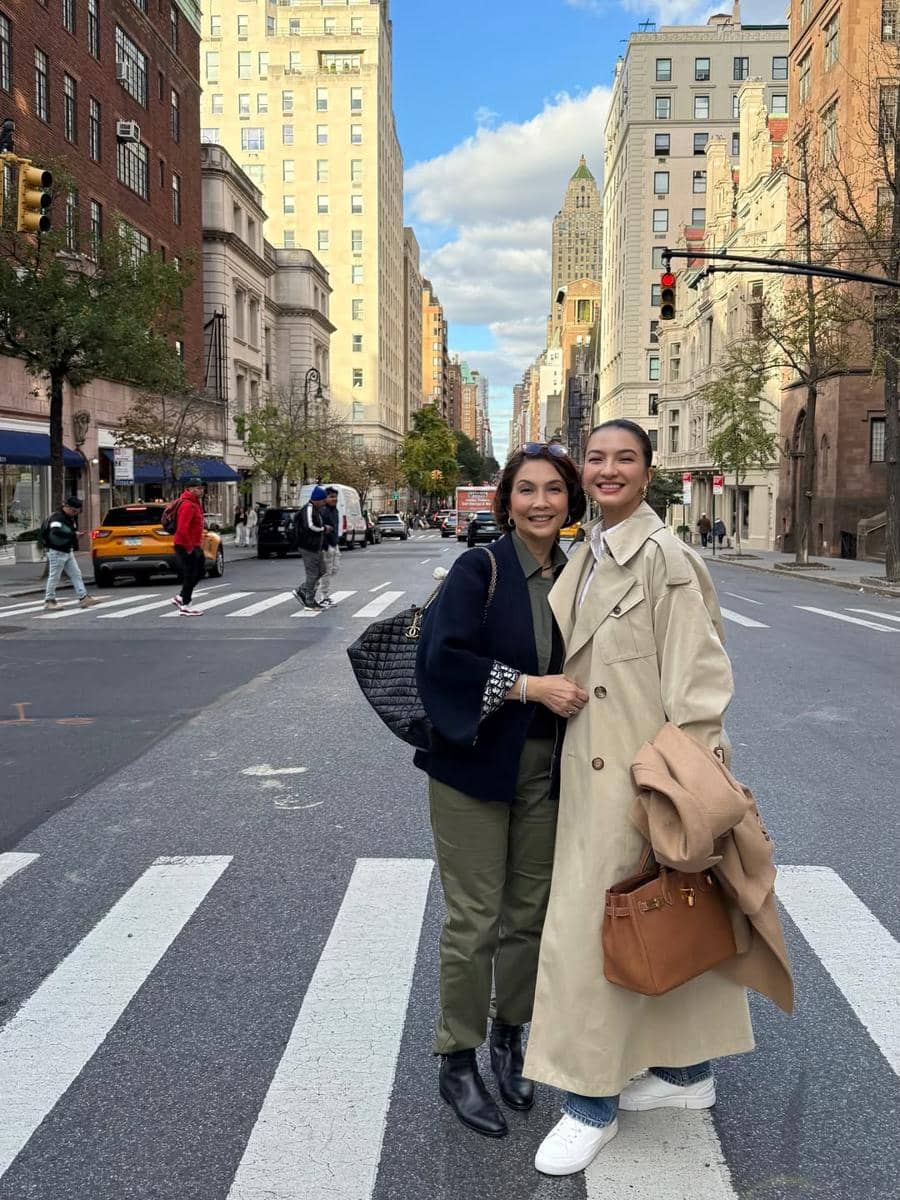 Raline Shah dan ibunda jalan-jalan di New York.