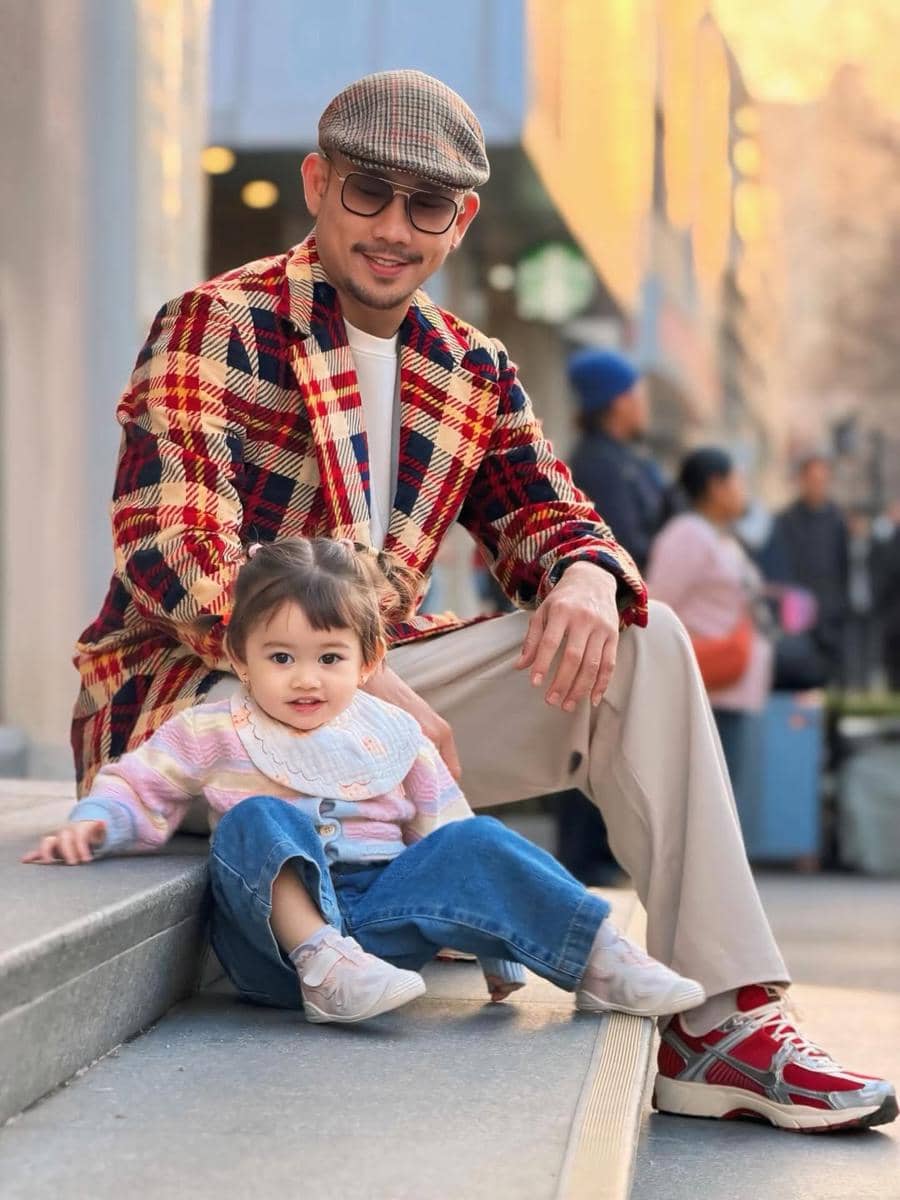 Keluarga Denny Sumargo jalan-jalan di Nanjing.