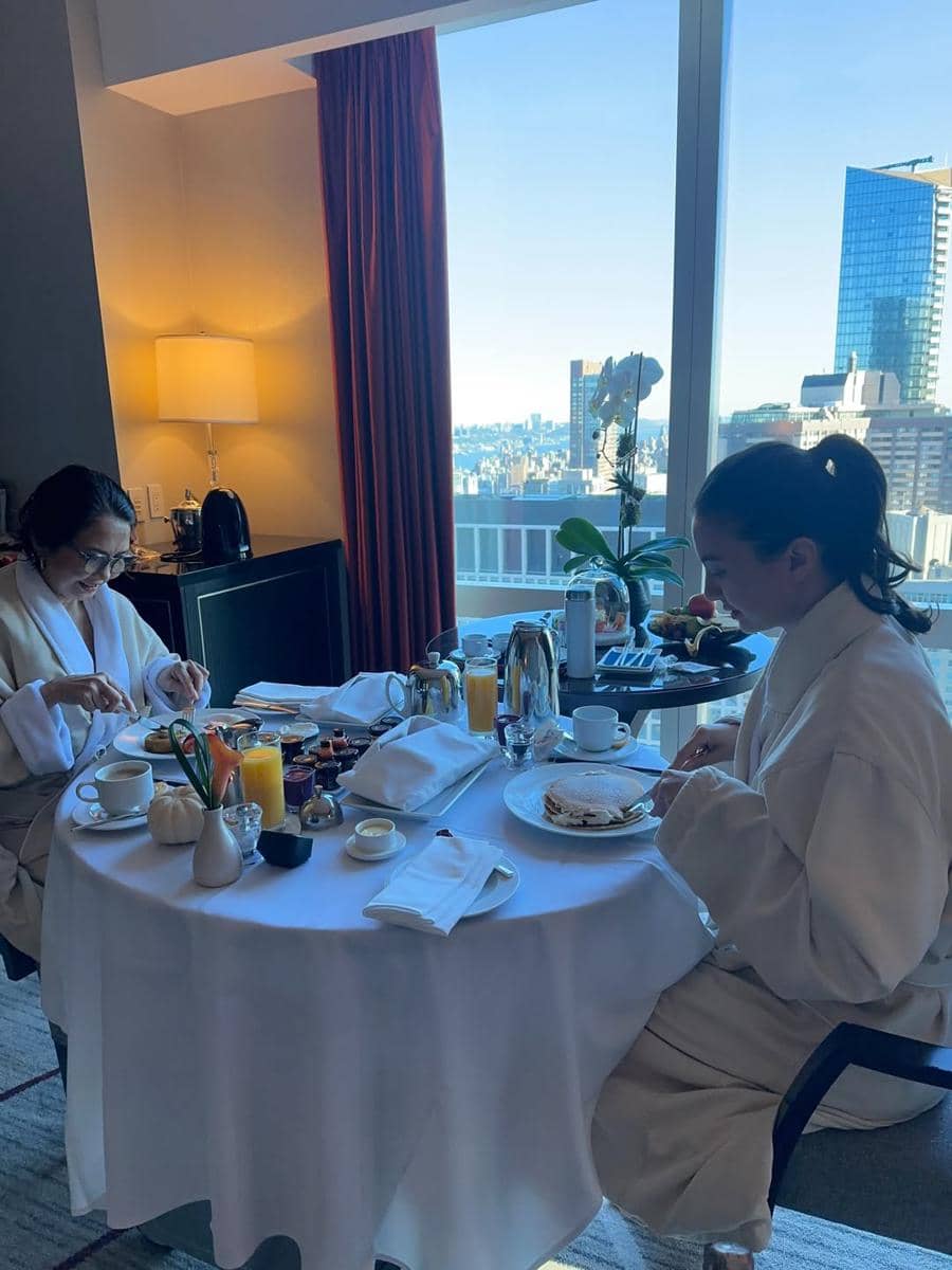 Raline Shah dan ibunda jalan-jalan di New York.